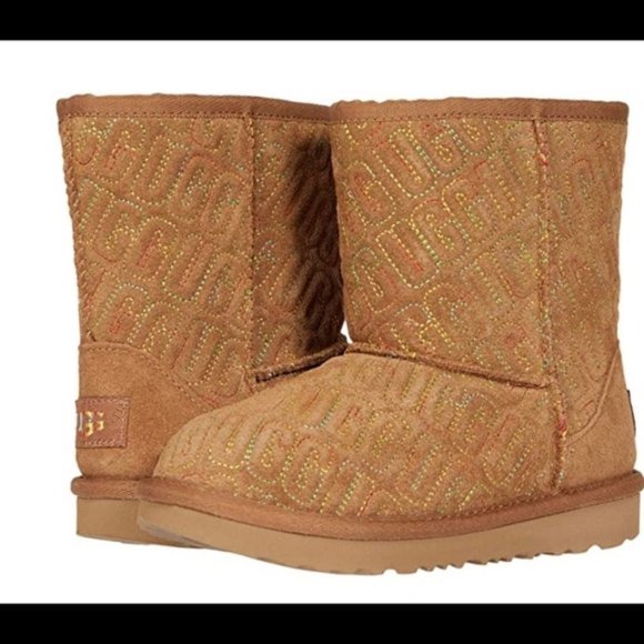 NIB UGG GIRL'S CLASSIC SHORT‎ GRAPHIC STITCH LOGO WINTER BOOTS CHESTNUT - Picture 1 of 9